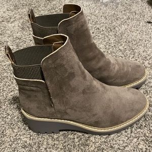Hey Girl suede booties Sz8 NEW